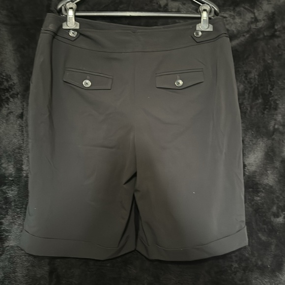 Apt.9 short - Picture 4 of 6